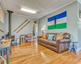 Two-story, mountain view getaway with a private hot tub, wood stove & fast WiFi - Parkdale - Living room