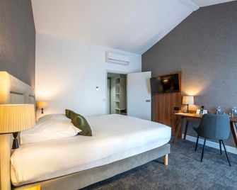 Le Logis Relais Fleuri - Avallon - Schlafzimmer