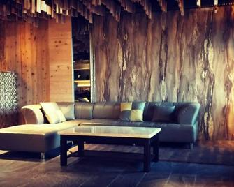 Mountaintraveler - רן-איי - סלון