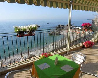 B&B Miramare - ג'יארדיני נאקסוס - מרפסת