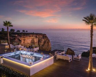 تيفولي كارفويرو - Praia do Carvoeiro - بار