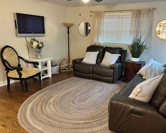 Charming 2 Bed/2 Bath Retreat on Warpath Drive - Your Perfect Home Awaits! - Kingsport - Вітальня