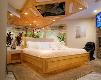 Sybaris Pool Suites - Downers Grove