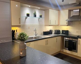 River-meadow View Apartment 27 Skipper Way - St. Neots - Kitchen
