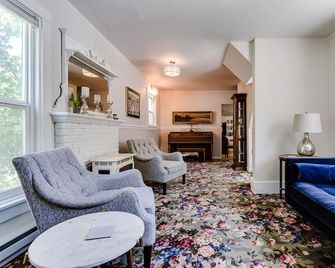 Clean comfortable home near campus, 10 minute walk to Hayward Field - Eugene - Olohuone