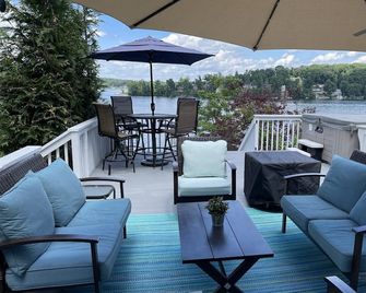 Direct Waterfront Home~Panoramic Views & Hot Tub on Candlewood Lake~Weekly Disct - Danbury - Balkon