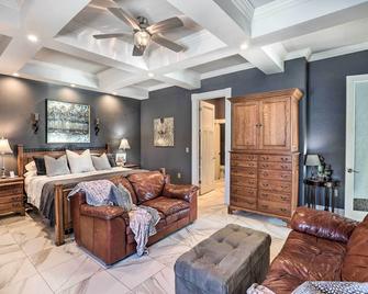 Regal River Retreat in the Heart of Yankton! - Yankton - Bedroom