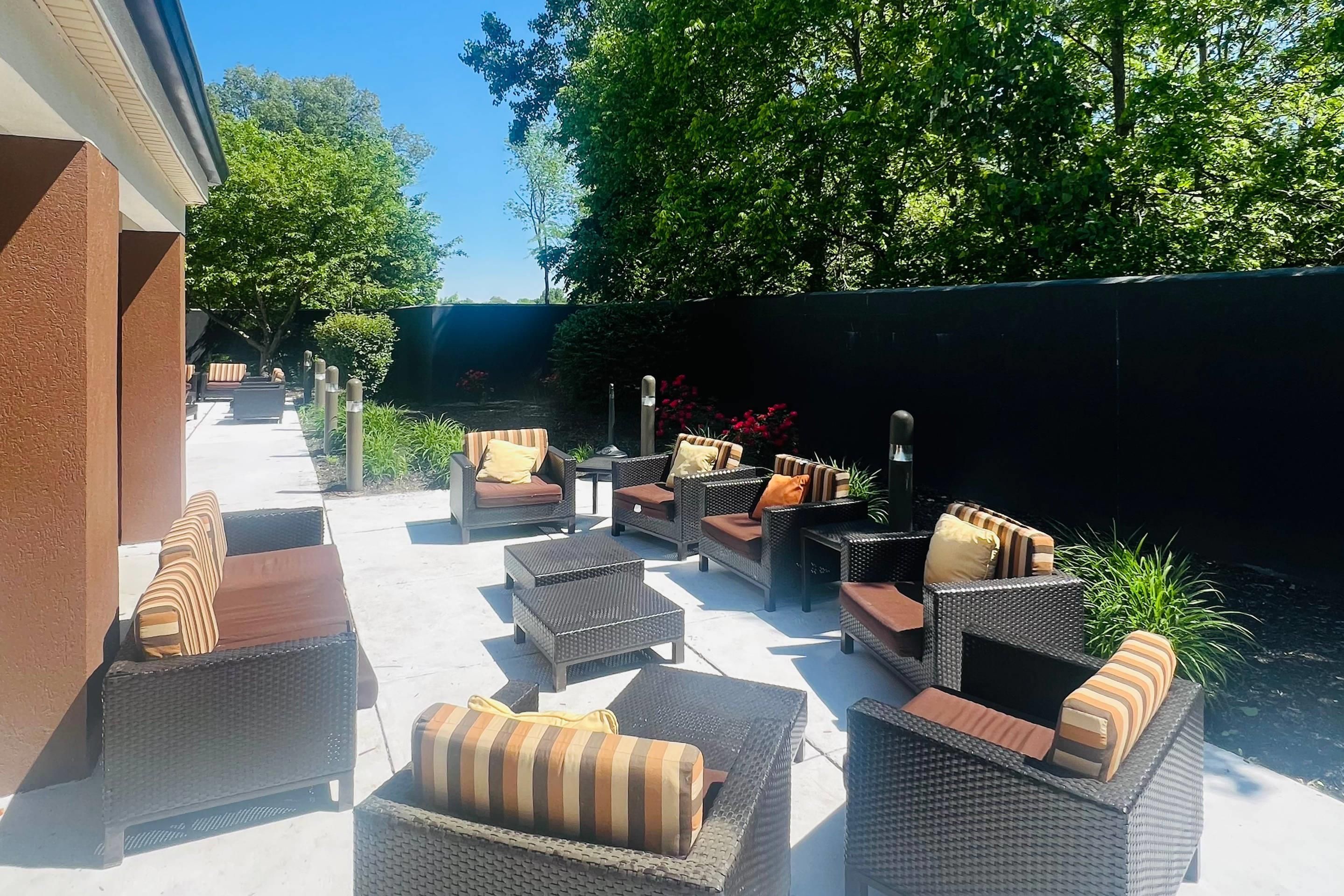 Country Inn and Suites by Radisson Columbus-Edinburgh - Columbus - Terasa
