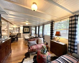 Your private luxury resort in town on trails. 5 private bedrooms, 3 full baths - Green Mountain Falls - Living room