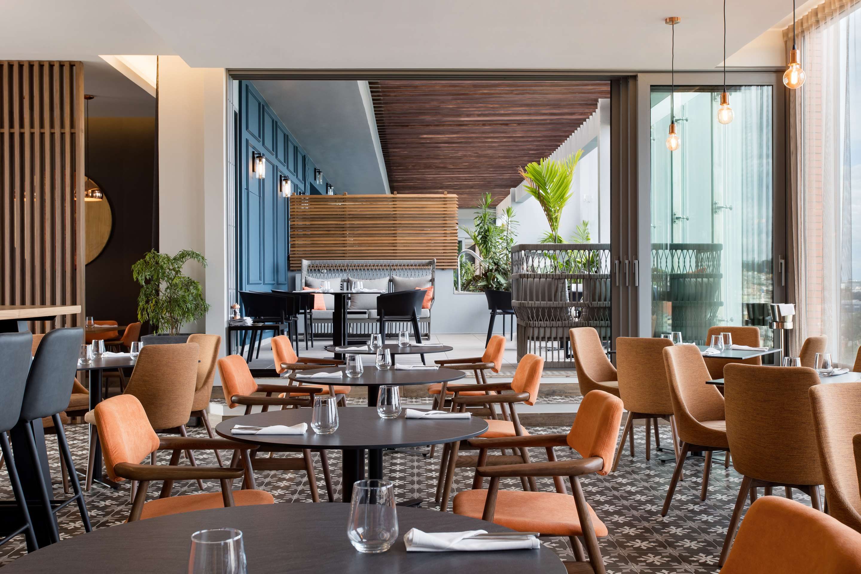 راديسون بلو هوتل أنتاناناريفو ووترفرونت - انتاناناريفو - مطعم