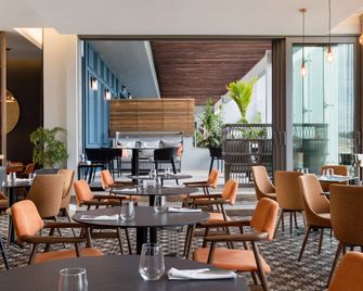 راديسون بلو هوتل أنتاناناريفو ووترفرونت - انتاناناريفو - مطعم