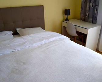 chez Myla chambre avec tv écran plat et salle de bain privative - Bourges - Bedroom