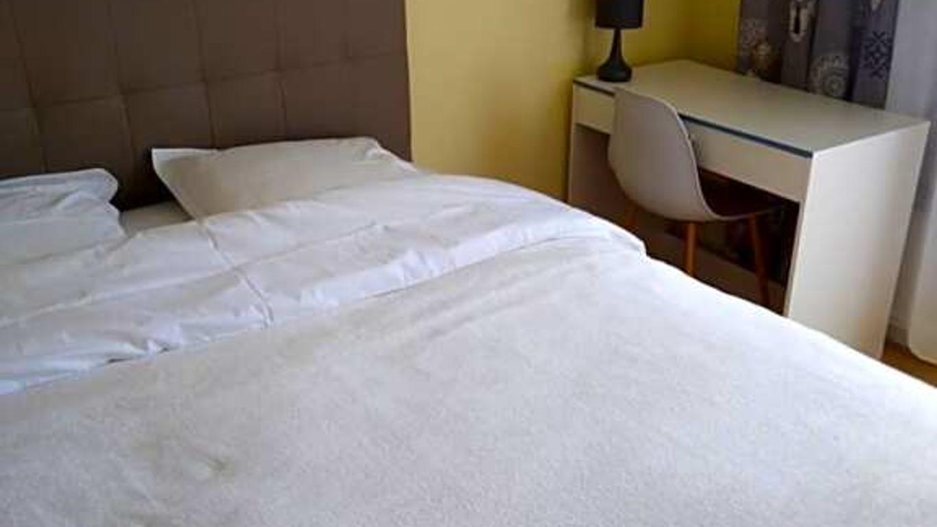 chez Myla chambre avec tv écran plat et salle de bain privative