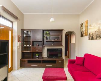 Downtown apartment, 2 steps from the beach with free parking - Pescara - Wohnzimmer