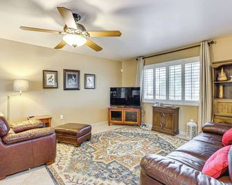 Quiet Sun City West Home - Near Surprise Stadium! - Sun City West - Living room
