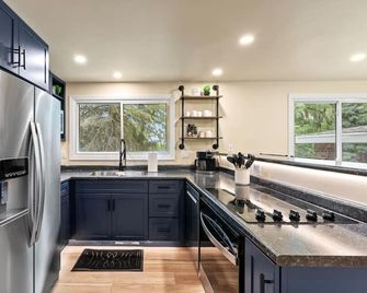 Riverwoods Retreat | Game Room, Hot Tub & Sauna - Sheboygan Falls - Kitchen
