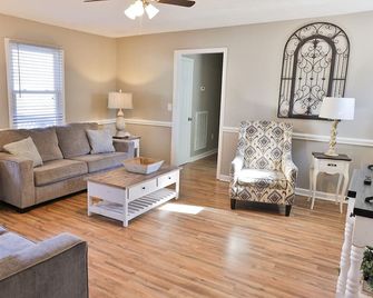 Historic Downtown Oxford 3br/2ba W/King - Oxford - Wohnzimmer