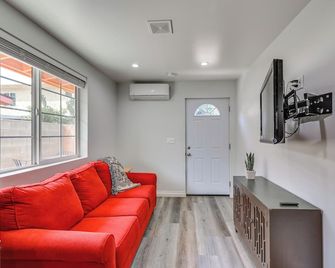 Sleek San Fernando Studio about 14 Mi to Universal - San Fernando - Living room