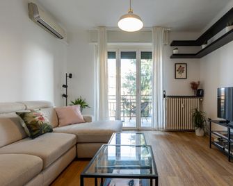 Family Friendly & Spacious w Balcony near Metro - Mailand - Wohnzimmer
