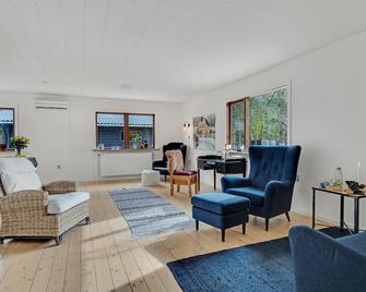 Lovely Home In Randbøl With Kitchen - Randbøl - Sala de estar
