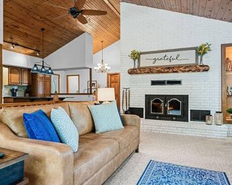 Private Hot Tub, Pool, Fire Pit, Lake, Games! Close To Sdc, Shows, Shopping - Branson West - Living room