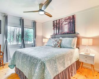 Gloversville Getaway w/ Grill: 5 Mi to Water! - Gloversville - Bedroom