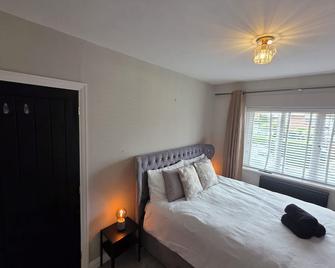 Stunning property with Summer house - Walsall - Bedroom