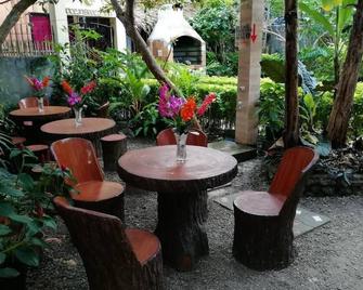 Ocean Breeze Inn - בורקאי - פטיו