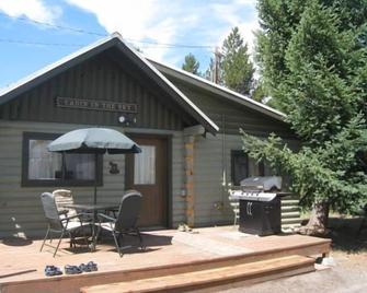 Cozy cabin a minute from Yellowstone.. Book now for your Winter Wonderland stay! - West Yellowstone - Patio