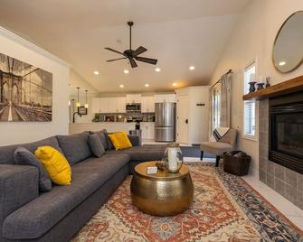 East Bench Bungalow A Relaxing Ogden Escape Near Mountains and Downtown - Ogden - Living room