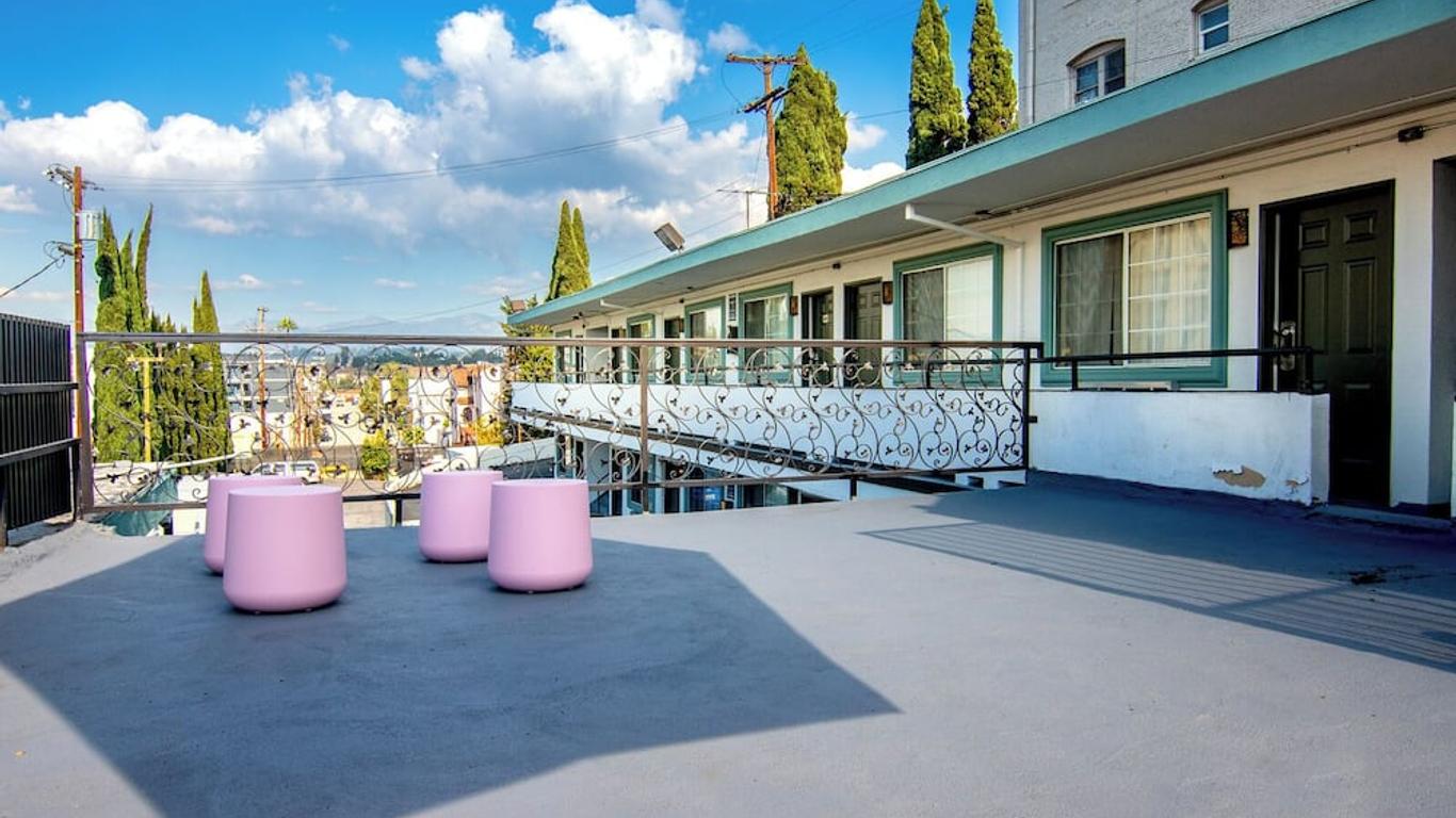 La Royal Viking Apartments