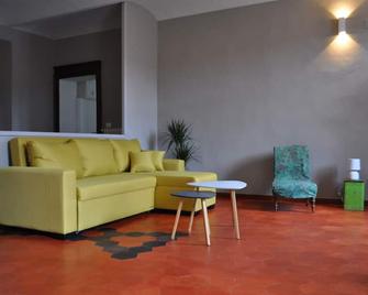 A cozy place in the heart of the Monferrato's hills - Castelnuovo Calcea - Sala de estar