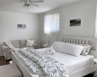 Port Franks Getaway - Lambton Shores - Bedroom