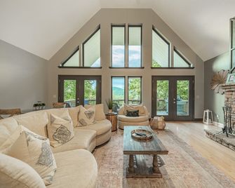 Private 7BR Retreat w/Views | Lakes & Wineries - Clayton - Huiskamer