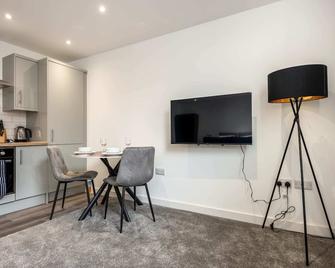 Contemporary Studio Apartment in Central Rotherham - Rotherham - Dining room