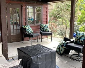 Cozy studio with amazing ocean views - Sechelt
