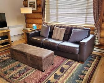 Becky's Cabin-Dog Friendly and Easy Access to Methow Ski Trail & River! - Winthrop - Sala de estar