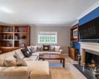 Luxe Home with Cinema, Games Room & Sauna - Beaconsfield - Living room
