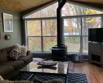 A cozy lakeside cottage getaway, plenty included- there is very little to pack! - Dunchurch - Living room