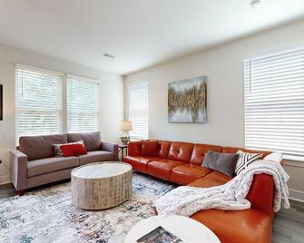 Charming townhouse with deck and washer/dryer, central AC, and WIFI - Charleston - Salon