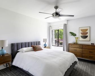 Cozy Condo w Heated Pool 1 Hr to Joshua Tree NP - פאלם ספירנגס - חדר שינה