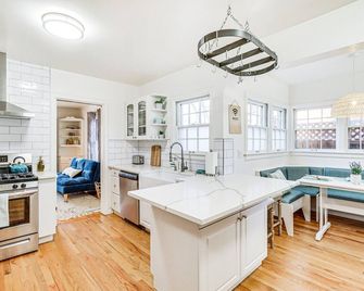 Less Than 1 Mi to Midtown Pet-Friendly Home in Reno! - Reno - Living room