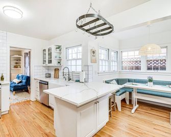 Less Than 1 Mi to Midtown Pet-Friendly Home in Reno! - Reno - Sala de estar