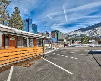King Suite Escape! Steps from Stateline at Blue Jay Lodge - Lago Tahoe