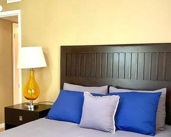 Spacious Modern 2 Bedroom Apartment Great location for Galveston, Kemah, Fishing - La Marque - Bedroom