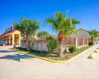 Pleasanton Executive Inn By OYO - Pleasanton - Building