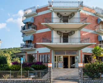 Hotel Royal - Villammare - Building