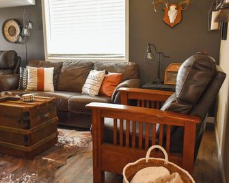 Cowboy Condo in Charming Shelby - Shelby - Wohnzimmer