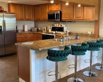 Stay at Gloria’s Getaway, a tranquil pastoral setting minutes from everything! - Winamac - Kitchen