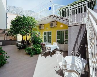Apartments Pezo - Baška Voda - Innenhof